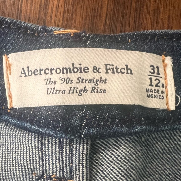 Women’s Abercrombie & Fitch Straight High Rise 90’s style jeans - Picture 3 of 3